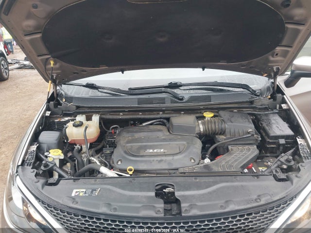 2C4RC1DGXHR550769 Chrysler Pacifica Touring