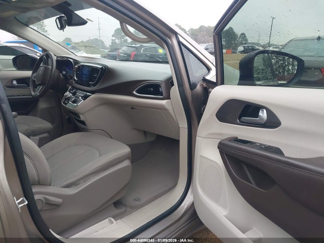 2C4RC1DGXHR550769 Chrysler Pacifica Touring