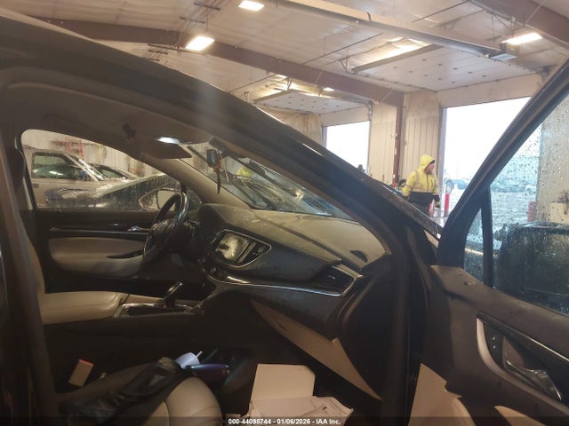 44098744 :رقم المزاد ، 5GAERBKW7JJ165730 vin ، 2018 Buick Enclave Essence مزاد بيع