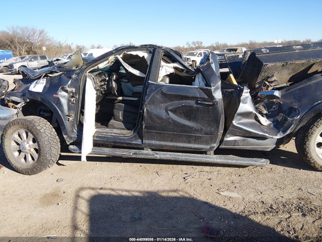 44099056 :رقم المزاد ، 3C6UR5KL1KG562748 vin ، 2019 Ram 2500 Laramie  4x4 8' Box مزاد بيع