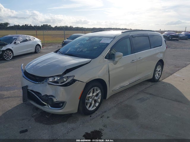 Продажа на аукционе авто 2017 Chrysler Pacifica Touring-l, vin: 2C4RC1BG1HR788576, номер лота: 44099099