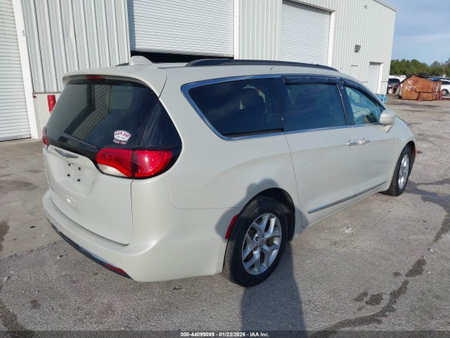 Продажа на аукционе авто 2017 Chrysler Pacifica Touring-l, vin: 2C4RC1BG1HR788576, номер лота: 44099099