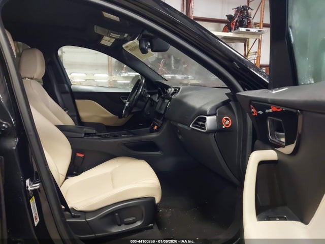 2017 JAGUAR F-PACE SADCJ2BV4HA067287 Photo 4