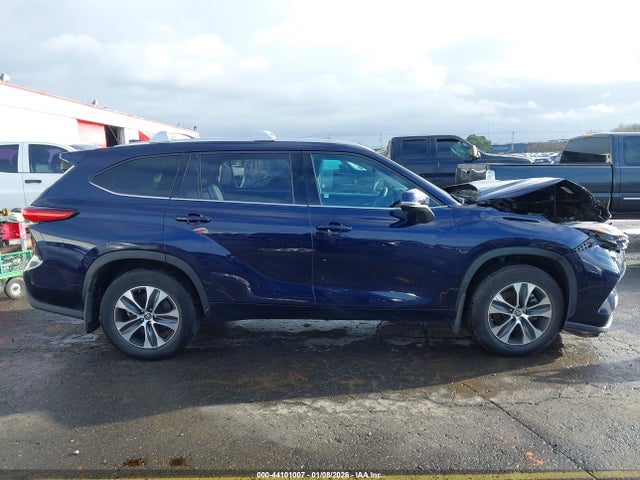 5TDHZRBH1NS174048 Toyota Highlander Xle