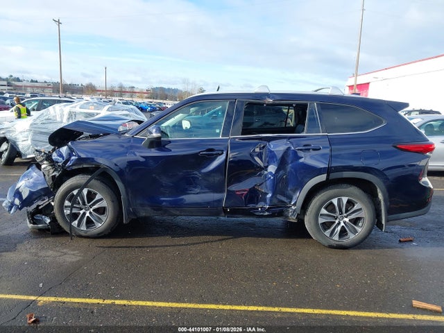 5TDHZRBH1NS174048 Toyota Highlander Xle