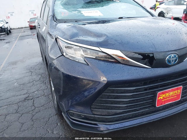 5TDKSKFC1NS045744 Toyota SIENNA LE