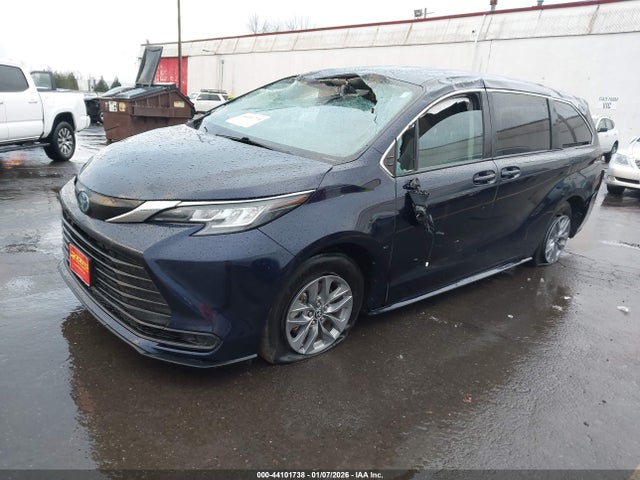 5TDKSKFC1NS045744 Toyota SIENNA LE