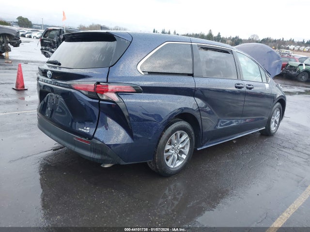 5TDKSKFC1NS045744 Toyota SIENNA LE