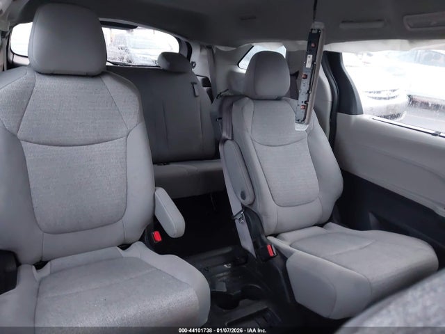 5TDKSKFC1NS045744 Toyota SIENNA LE
