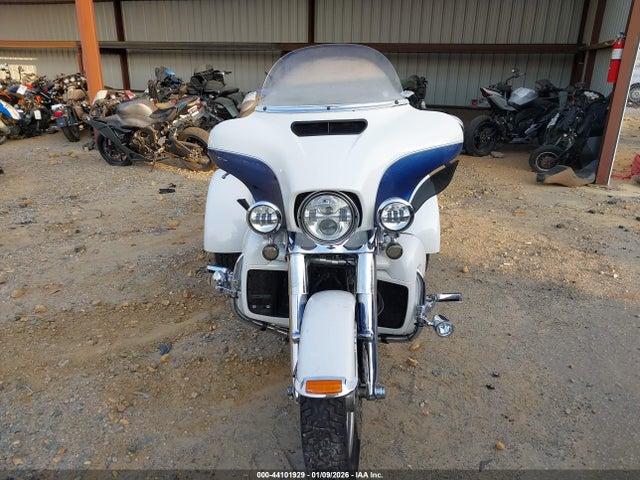 Harley-Davidson Flhtcutg Tri Glide Ultra 2015 1HD1MAL14FB854181 Image 18