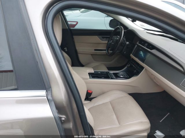 2016 JAGUAR XF SAJBK4BV6GCY20564 Photo 4