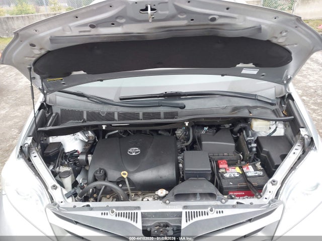 5TDYZ3DC7JS950840 Toyota Sienna Xle Premium 8 Passenger