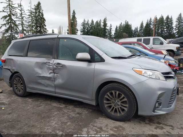 5TDYZ3DC7JS950840 Toyota Sienna Xle Premium 8 Passenger