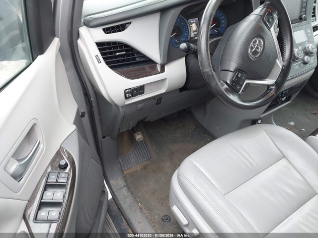 5TDYZ3DC7JS950840 Toyota Sienna Xle Premium 8 Passenger
