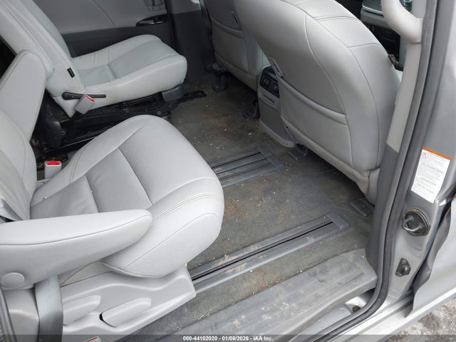 5TDYZ3DC7JS950840 Toyota Sienna Xle Premium 8 Passenger