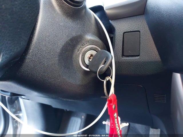 JTMZFREV7JJ176893 Toyota RAV4 LE