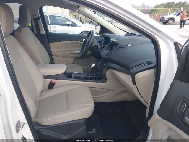 1FMCU0GD3KUA10670 Ford ESCAPE SE