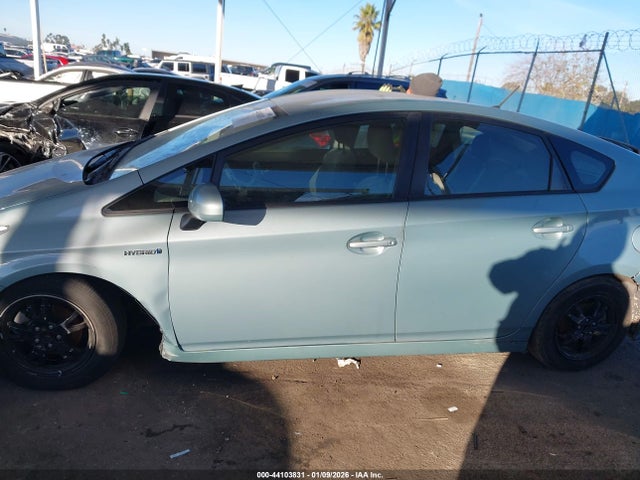 JTDKN3DU1F2001664 Toyota Prius Two