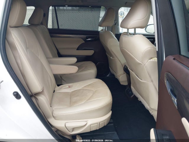 5TDFZRAH5NS130434 Toyota Highlander Platinum