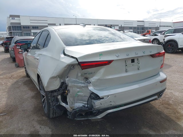 2022 VOLVO S60 7JRL12FZXNG157854 Photo 2