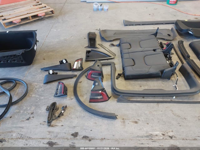 2025 Tesla Model Y Long Range Dual Motor All-wheel Drive მანქანა იყიდება აუქციონზე, vin: 7SAYGAEE8SF291542, აუქციონის ნომერი: 44105001