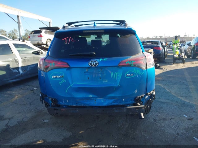 Toyota Rav4 Xle 2018 JTMWFREV5JD121201 Image 17