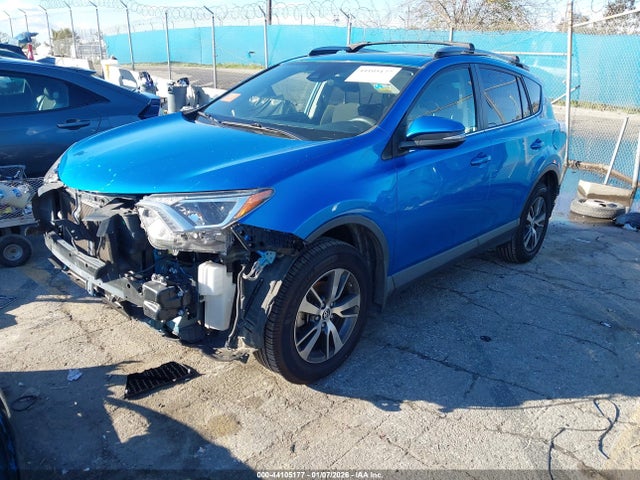 Toyota Rav4 Xle 2018 JTMWFREV5JD121201 Image 2