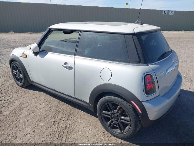 2011 MINI COOPER WMWSU3C57BT095208 Photo 2