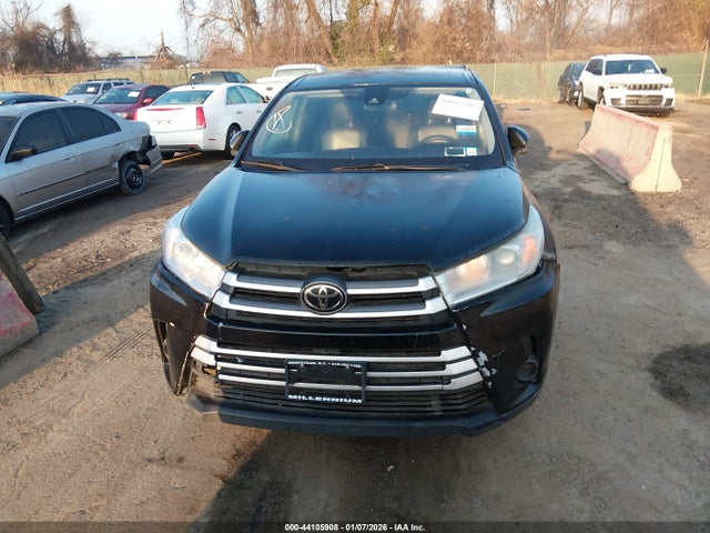 Продажа на аукционе авто 2018 Toyota Highlander Le, vin: 5TDBZRFH1JS906155, номер лота: 44105908