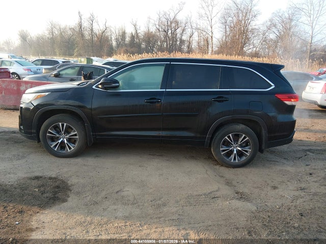 Продажа на аукционе авто 2018 Toyota Highlander Le, vin: 5TDBZRFH1JS906155, номер лота: 44105908