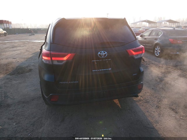 Продажа на аукционе авто 2018 Toyota Highlander Le, vin: 5TDBZRFH1JS906155, номер лота: 44105908
