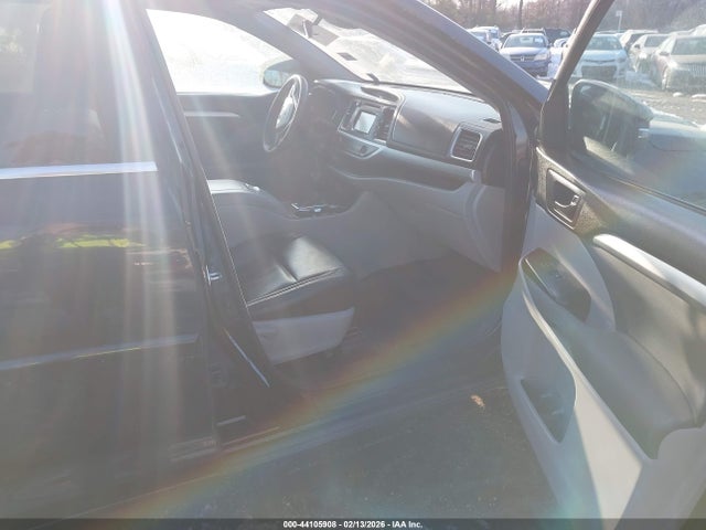 Продажа на аукционе авто 2018 Toyota Highlander Le, vin: 5TDBZRFH1JS906155, номер лота: 44105908