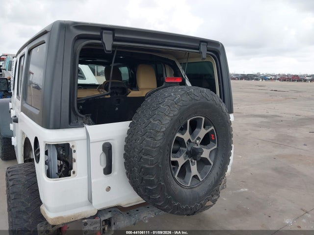 1C4HJXFG4JW136126 Jeep Wrangler Unlimited Rubicon 4x4