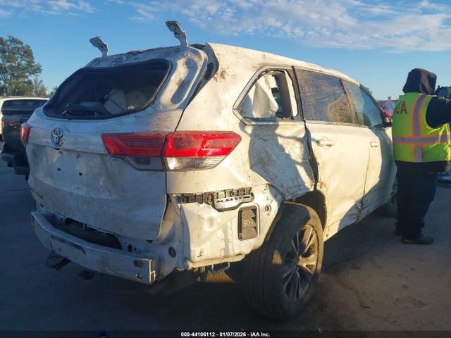 5TDZARFH1JS036851 Toyota Highlander Le
