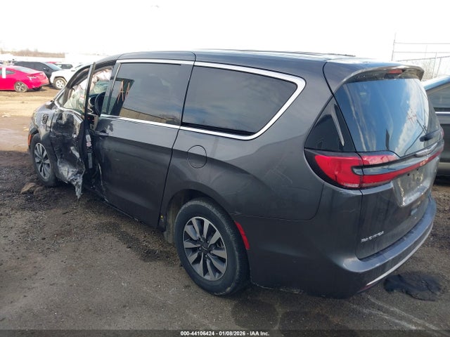 2022 CHRYSLER PACIFICA HYBRID 2C4RC1L72NR122689 Photo 2