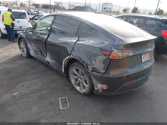 2024 TESLA MODEL Y 7SAYGDEE2RA250834 Photo 2