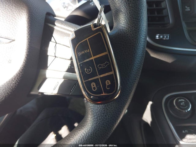 44106890 :رقم المزاد ، 1C3CCCAB3FN741880 vin ، 2015 Chrysler 200 Limited مزاد بيع