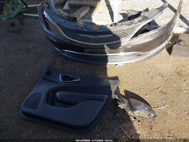 44106890 :رقم المزاد ، 1C3CCCAB3FN741880 vin ، 2015 Chrysler 200 Limited مزاد بيع