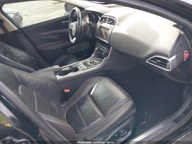 2017 JAGUAR XE SAJAE4BG8HA964926 Photo 4