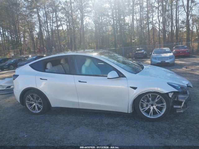 Tesla Model Y Rwd 2024 7SAYGDED2RF010631 Image 13