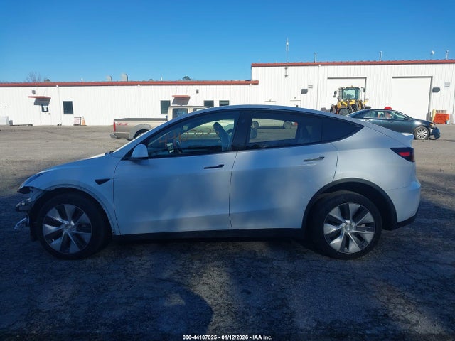 Tesla Model Y Rwd 2024 7SAYGDED2RF010631 Image 14