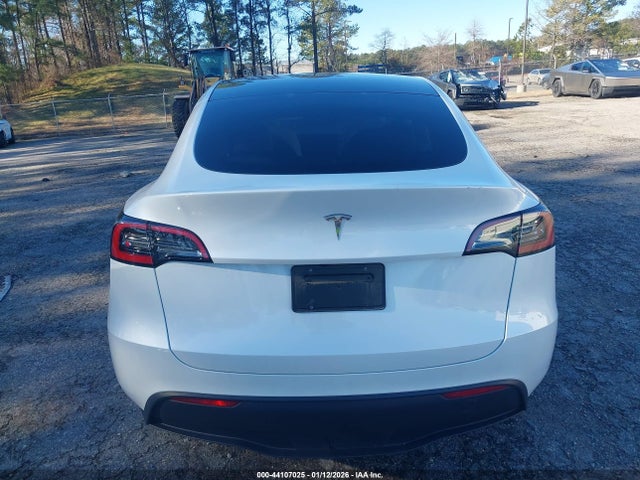 Tesla Model Y Rwd 2024 7SAYGDED2RF010631 Image 16