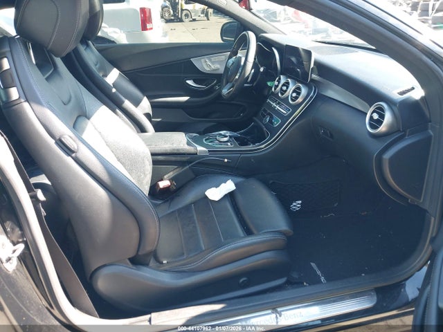 WDDWJ8DB1KF878155 Mercedes-Benz C 300