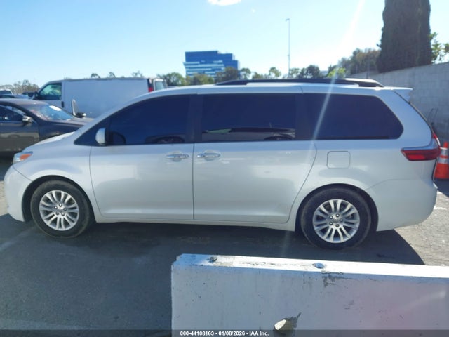 5TDYK3DC9FS577022 Toyota Sienna Xle 8 Passenger