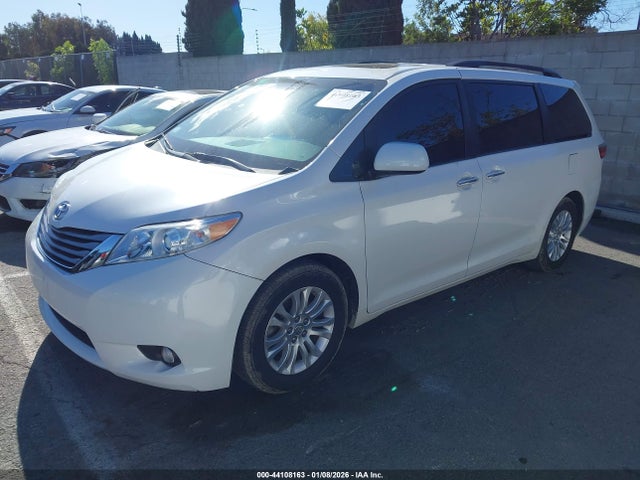 5TDYK3DC9FS577022 Toyota Sienna Xle 8 Passenger