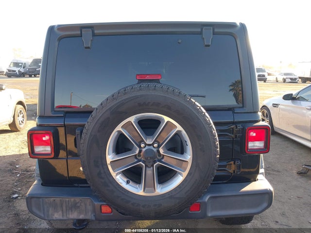 1C4HJXEN1LW213005 Jeep Wrangler Unlimited Sahara 4x4
