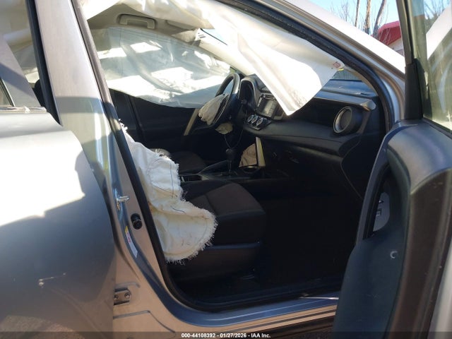 JTMZFREVXJJ180694 Toyota RAV4 LE