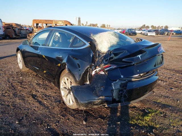2018 TESLA MODEL 3 5YJ3E1EA5JF028028 Photo 2