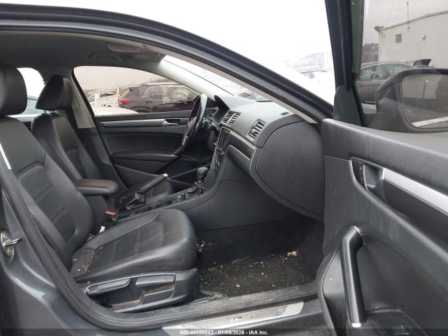 1VWDT7A33HC071419 Volkswagen Passat 1.8t R-line