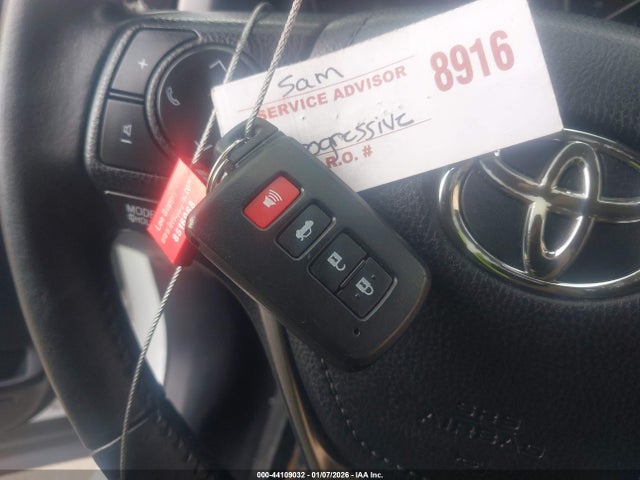 Toyota Rav4 Xle 2017 JTMWFREV9HD104623 Image 11